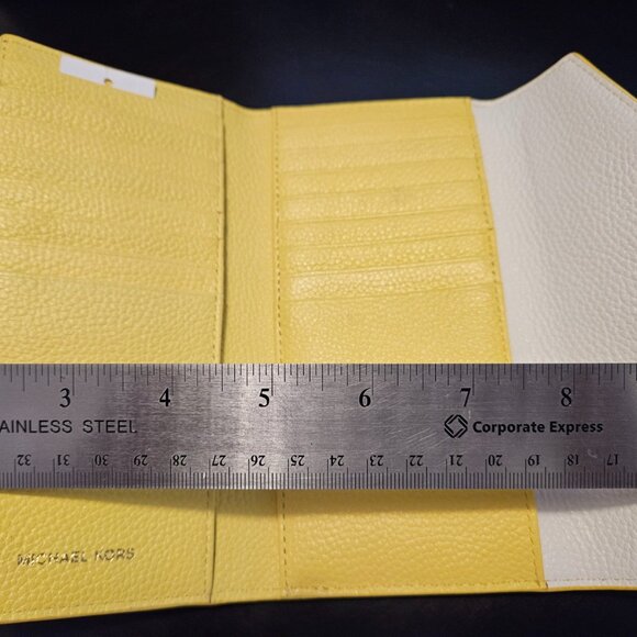 Michael Kors Slim Leather Wallet White - Picture 5 of 6